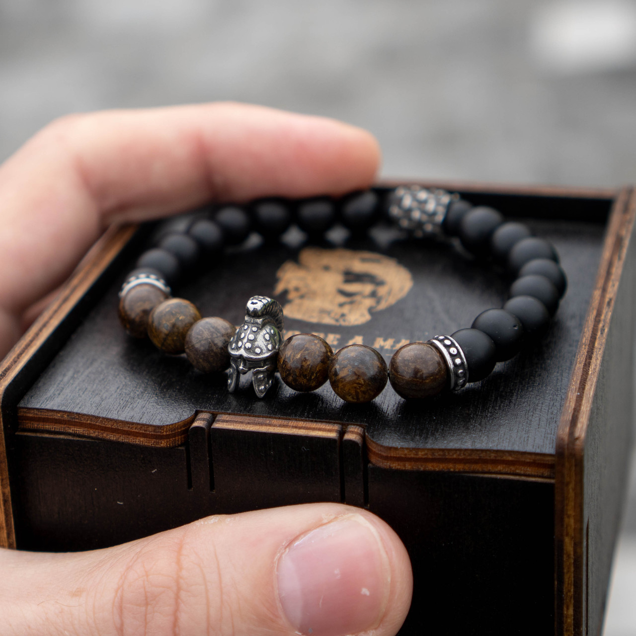 Чоловічий браслет з натурального каменю з шоломом PRETORIAN преміум якість, фото 1