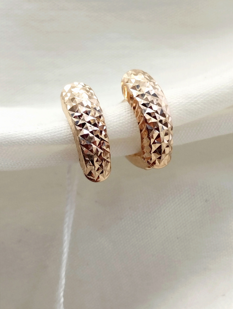 Золоті сережки з алмазним гравіюванням