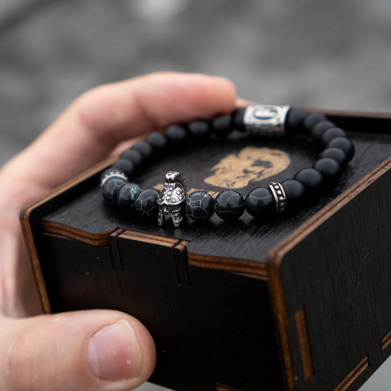 Чоловічий браслет з натурального каменю з шоломом PRETORIAN преміум якість, фото 1