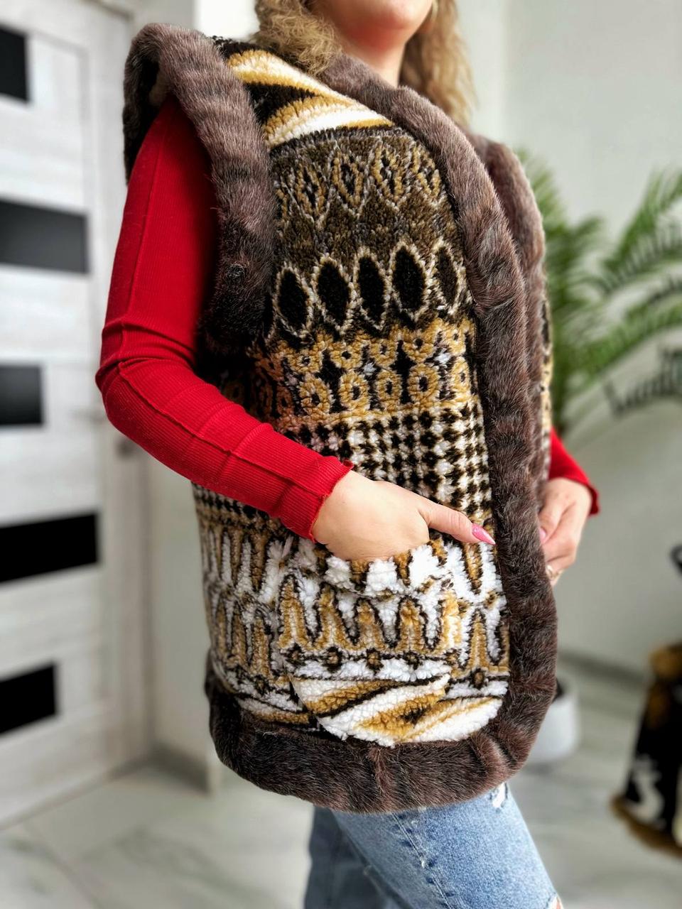 Гарна тепла жіноча жилетка з овечої вовни різні розміри