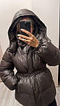 Жіноча зимова куртка шоколад з капюшоном на еко-пуху — модна тепла куртка з кулісою, М, L, XL, фото 5