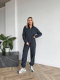 Графітовий теплий жіночий костюм із мікровельвету на велюрі в спортивному стилі, фото 2