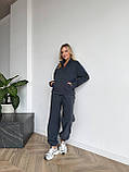 Графітовий теплий жіночий костюм із мікровельвету на велюрі в спортивному стилі, фото 3