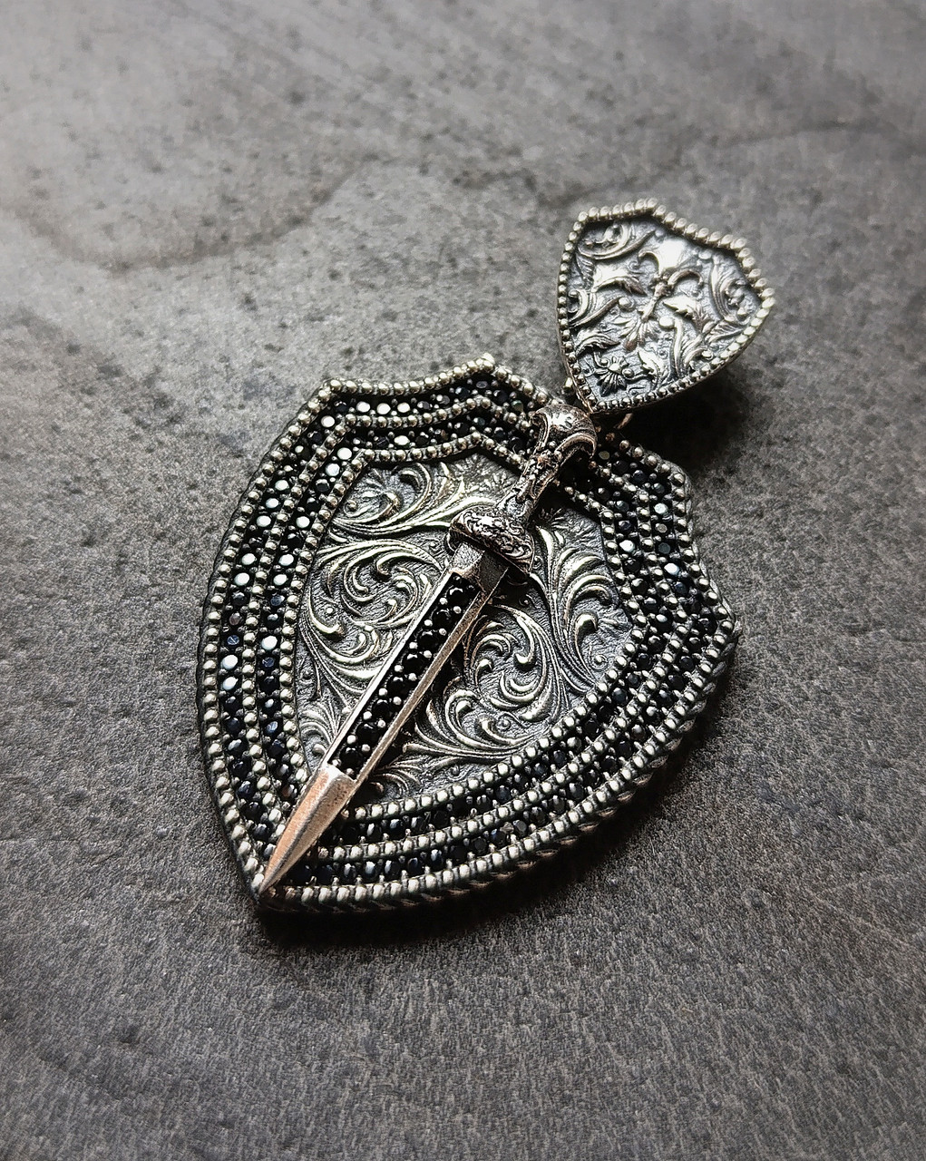 Підвіска срібна "Щит із кинджалом" ПЩкн-чц, фото 1