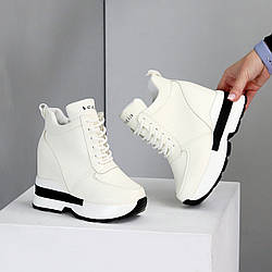 Ефектні білі зимові снікерси на танкетці доступна ціна