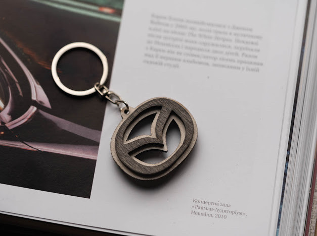 Брелок дерев'яний Mazda. 4см, фото 1