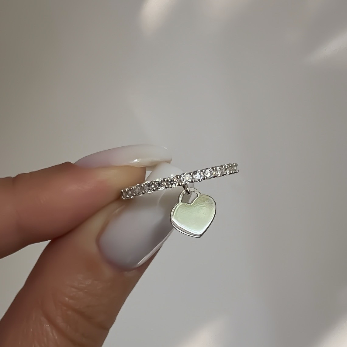 Тоненька каблучка-доріжка з цирконієм і підвісним сердечком "Glitter", фото 1