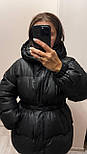 Жіноча зимова куртка чорна з капюшоном на еко-пуху — модна тепла куртка з кулісою, М, L, XL, фото 4