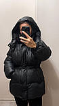 Жіноча зимова куртка чорна з капюшоном на еко-пуху — модна тепла куртка з кулісою, М, L, XL, фото 2