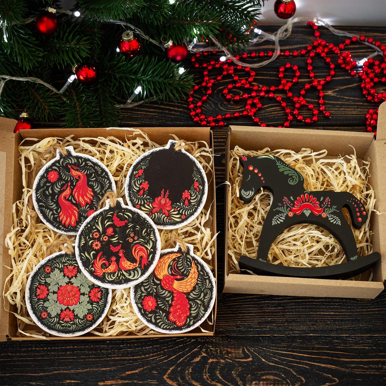 Набір новорічного декору “Петриківка” — ялинкові прикраси та коник-гойдалка з дерева (чорний колір), фото 1