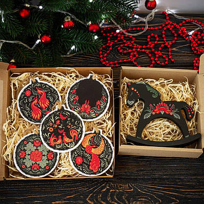 Набір новорічного декору “Петриківка” — ялинкові прикраси та коник-гойдалка з дерева (чорний колір)