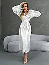 Жіночий халат Наречена атласний довгий вільний крій з мереживом та відкритою спиною декор пір'я білий S, фото 4