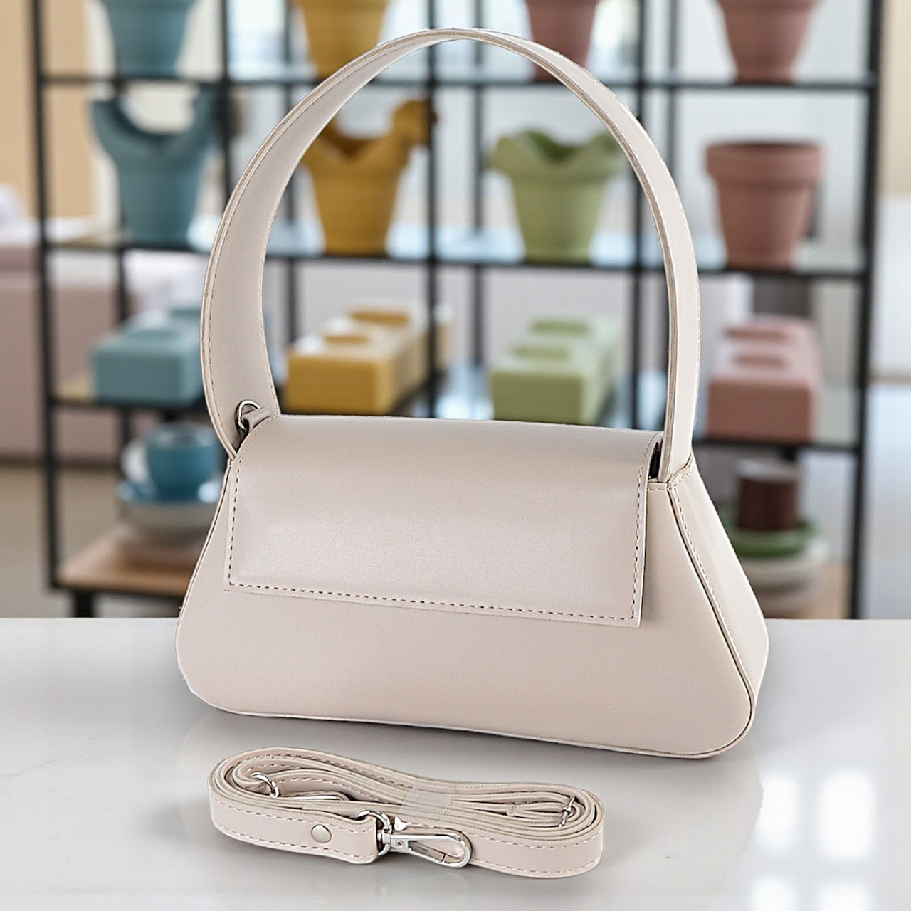 Жіночий клатч сумка через плече бежева маленька сумочка з плечовим ременем з екошкіри, фото 1