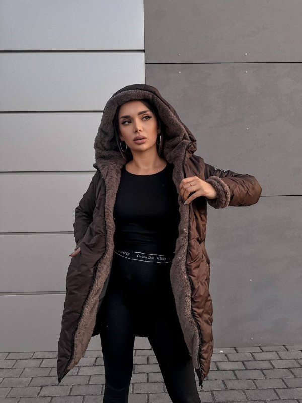 Жіноча тепла стьобана плащова куртка на хутрі шоколад, фото 1