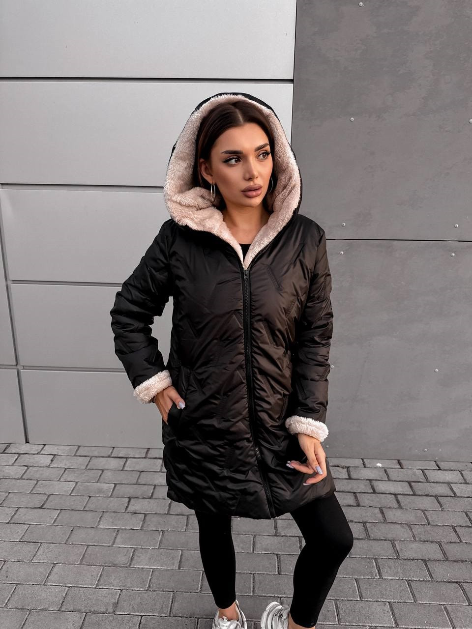 Жіноча тепла стьобана плащова куртка на хутрі чорна, фото 1