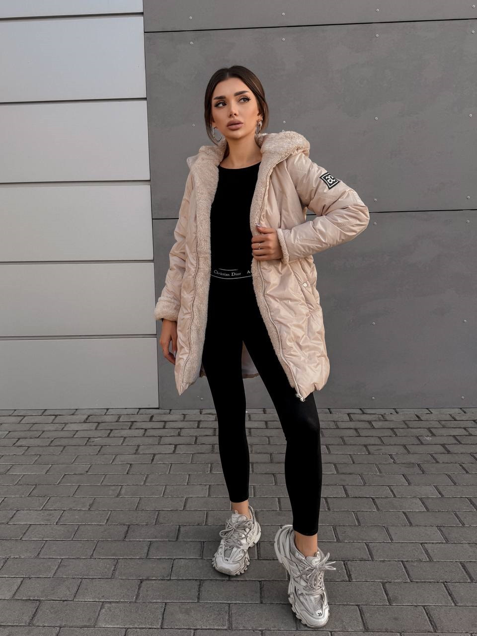 Жіноча тепла стьобана плащова куртка на хутрі бежева, фото 1