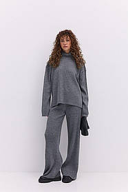 В'язаний жіночий костюм із брюками