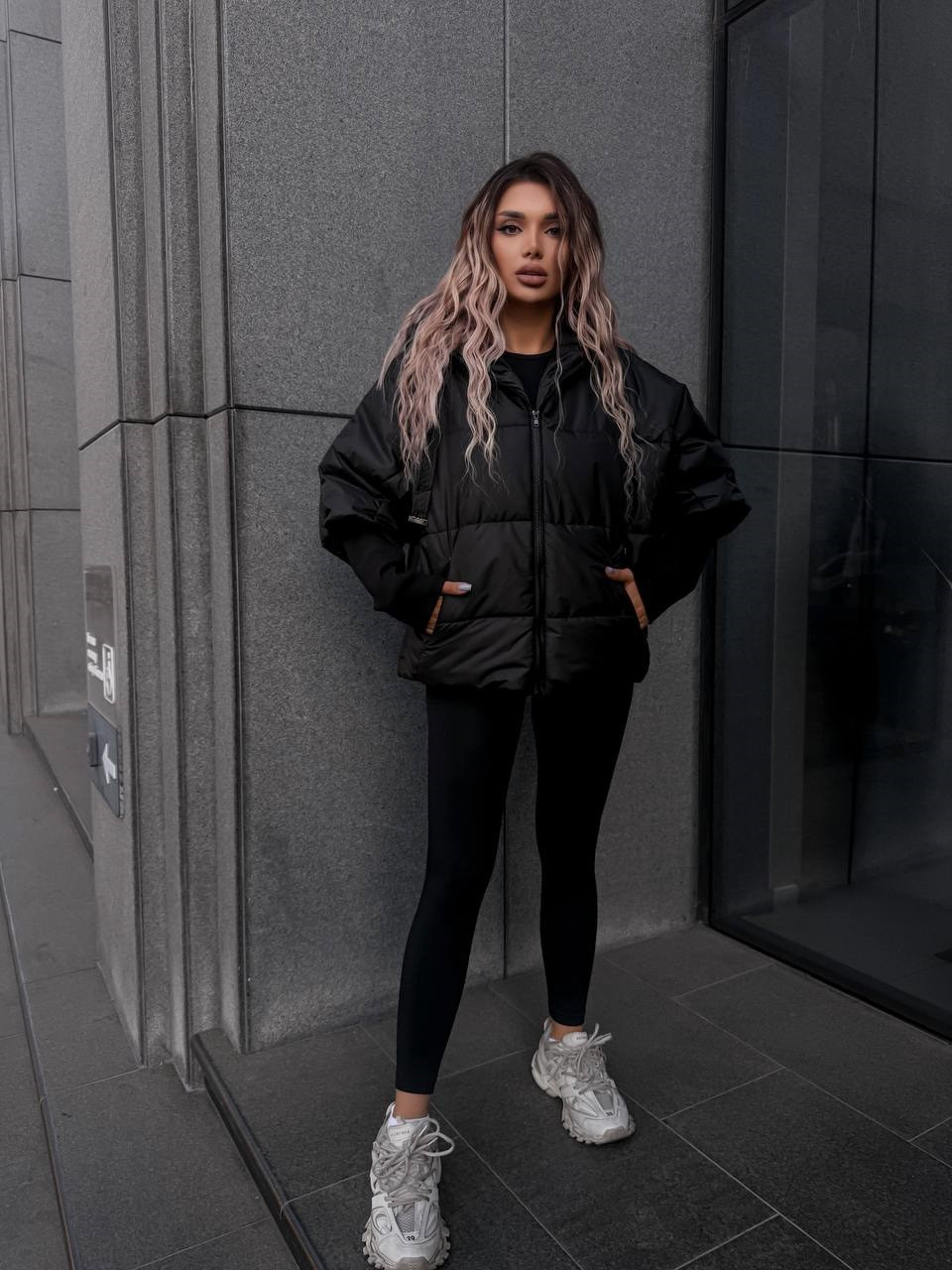 Жіноча стильна демісезонна плащова куртка з капюшоном чорний, фото 1