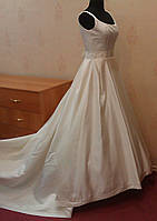 Королівська весільна сукня кольору ivory зі шлейфом і вишивкою, розмір 44, б/в
