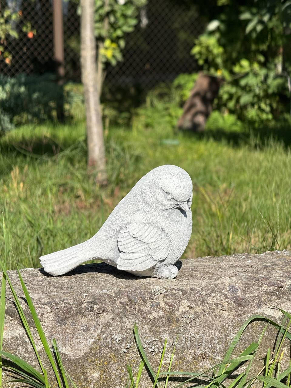 Декоративна садова пташечка з арт-бетону, бетонна пташка для декору, фігурка маленької пташки 11 см, фото 1