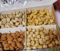 Подарунковий набір горіхів 400 г (коробка 20×15 см)