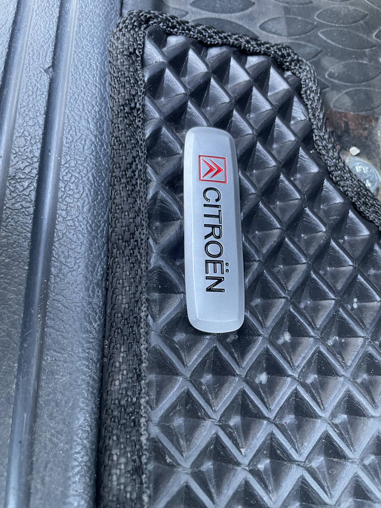 Шильдик алюмінієвий Digital Designs для килимків (1шт) - фото покупців 1