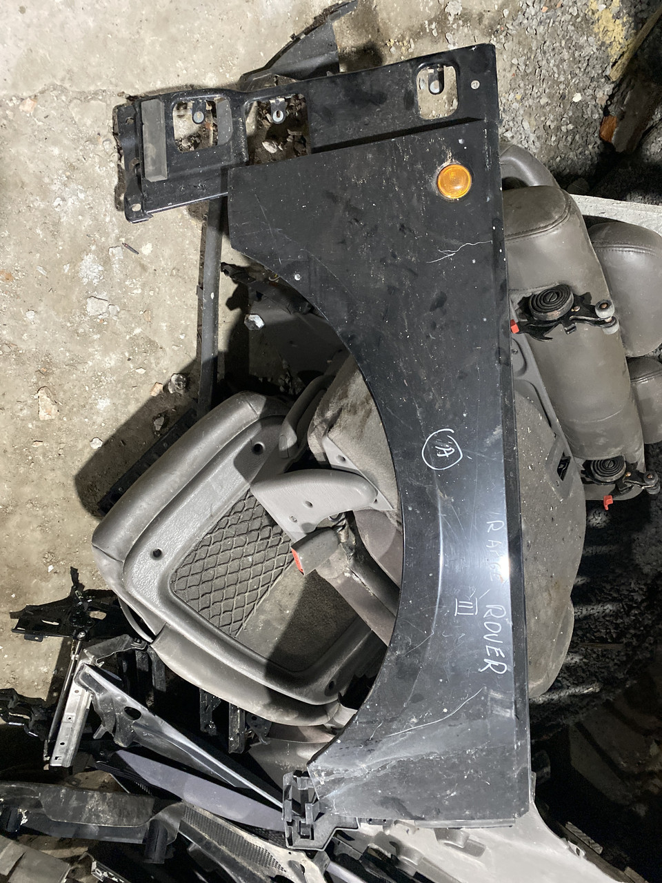 Вітаю зацікавлених на авто розборці Чемпіон !!!<br />
 Предметом оголошення є&nbsp;Крило Range Rover Vogue III &nbsp;Переднє Праве до ресталінг<br />
 Фактичний стан на фото. Гарантія 14 днів на встановлення та перевірку<br />
 Висилаємо по всій Україні по передоплаті на транспортні витрати!<br />
 Наявність та асортимент на складі постійно змінюються.<br />
 Точні деталі уточняйте по телефону +380973363743