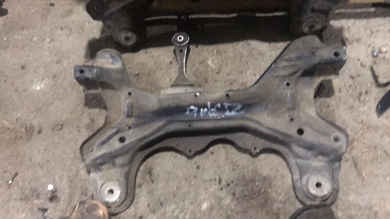 Вітаю зацікавлених на авто розборці Чемпіон !!!<br />
 Предметом оголошення є&nbsp;Підрамник Передній Golf 4&nbsp;<br />
 Фактичний стан на фото. Гарантія 14 днів на встановлення та перевірку<br />
 Висилаємо по всій Україні по передоплаті на транспортні витрати!<br />
 Наявність та асортимент на складі постійно змінюються.<br />
 Точні деталі уточняйте по телефону +380973363743 — фото 4