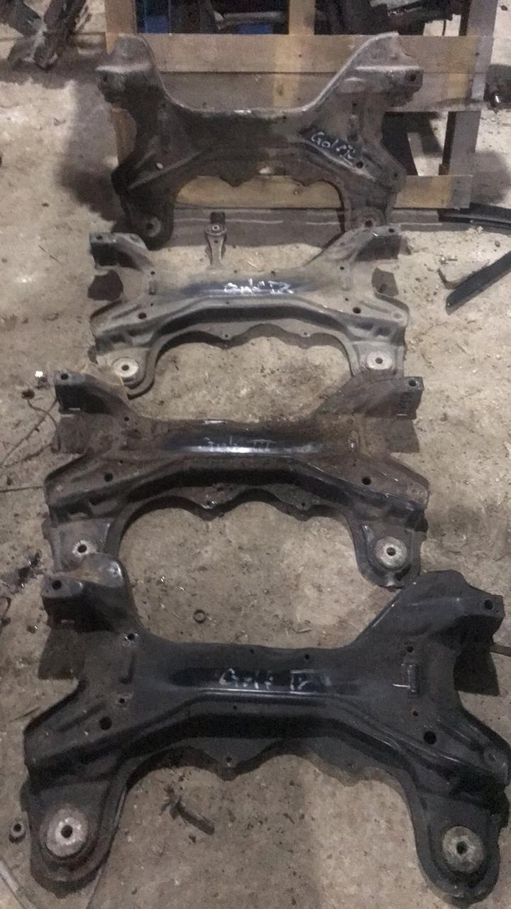 Вітаю зацікавлених на авто розборці Чемпіон !!!<br />
 Предметом оголошення є&nbsp;Підрамник Передній Golf 4&nbsp;<br />
 Фактичний стан на фото. Гарантія 14 днів на встановлення та перевірку<br />
 Висилаємо по всій Україні по передоплаті на транспортні витрати!<br />
 Наявність та асортимент на складі постійно змінюються.<br />
 Точні деталі уточняйте по телефону +380973363743 — фото 1