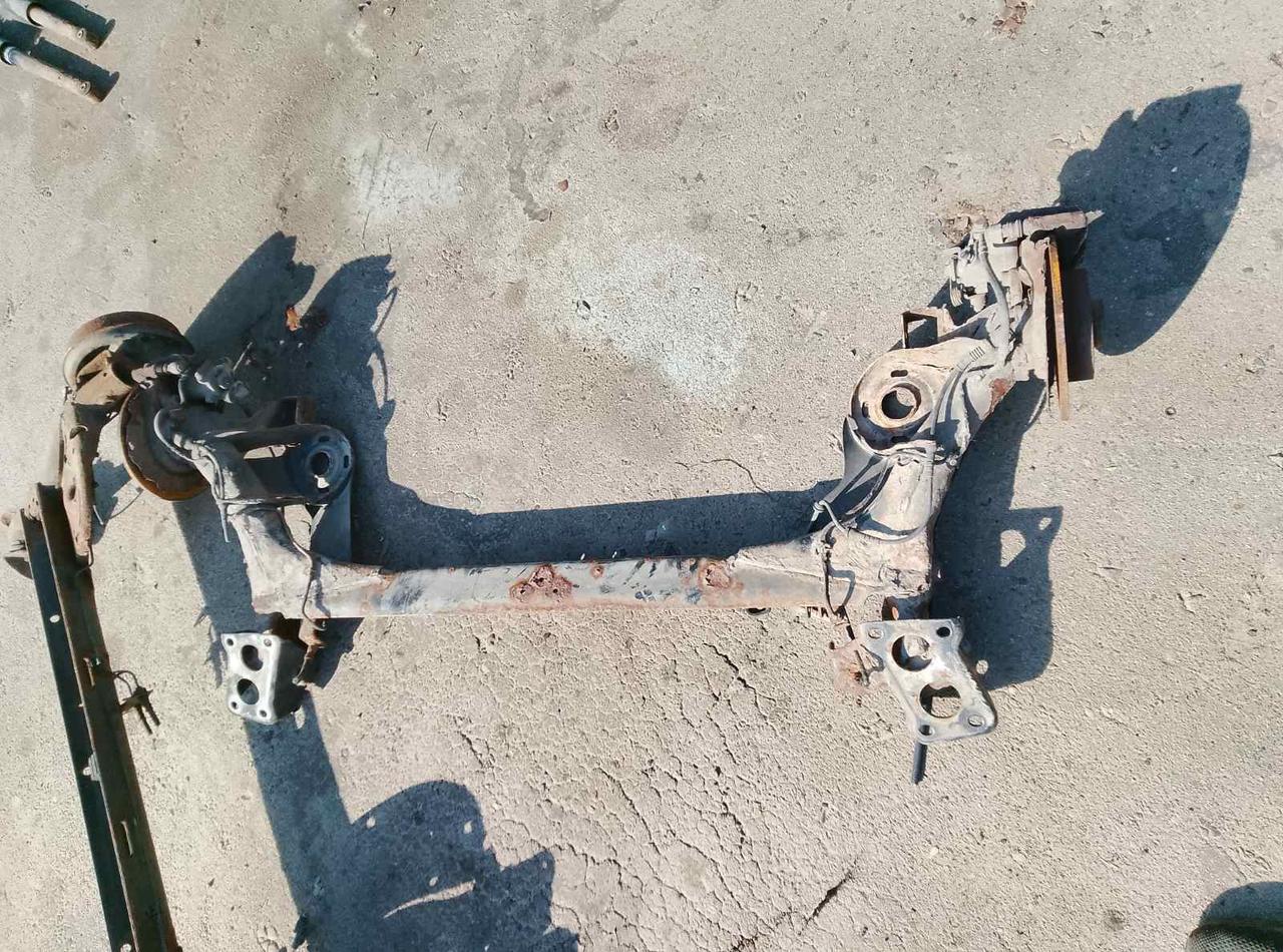 Вітаю зацікавлених на авто розборці Чемпіон !!!<br />
 Предметом оголошення є&nbsp;Балка Задня Vw Golf 4&nbsp;<br />
 Ціна вказана за голу Балку<br />
 Фактичний стан на фото. Гарантія 14 днів на встановлення та перевірку<br />
 Висилаємо по всій Україні по передоплаті на транспортні витрати!<br />
 Наявність та асортимент на складі постійно змінюються.<br />
 Точні деталі уточняйте по телефону +380973363743 — фото 4