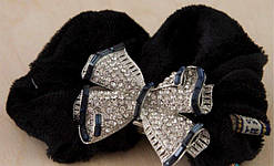 ГУМКА СЕРЕБРИСТИЙ БАНТ В СИНІЙ ОКАНТОВЦІ НА ЧОРНОМУ ОКСАМИТІ