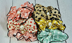 ГУМКА ТРИКОТАЖНА "БАНТ ІЗ ПЕРЛИНОЮ" ГОРОХ