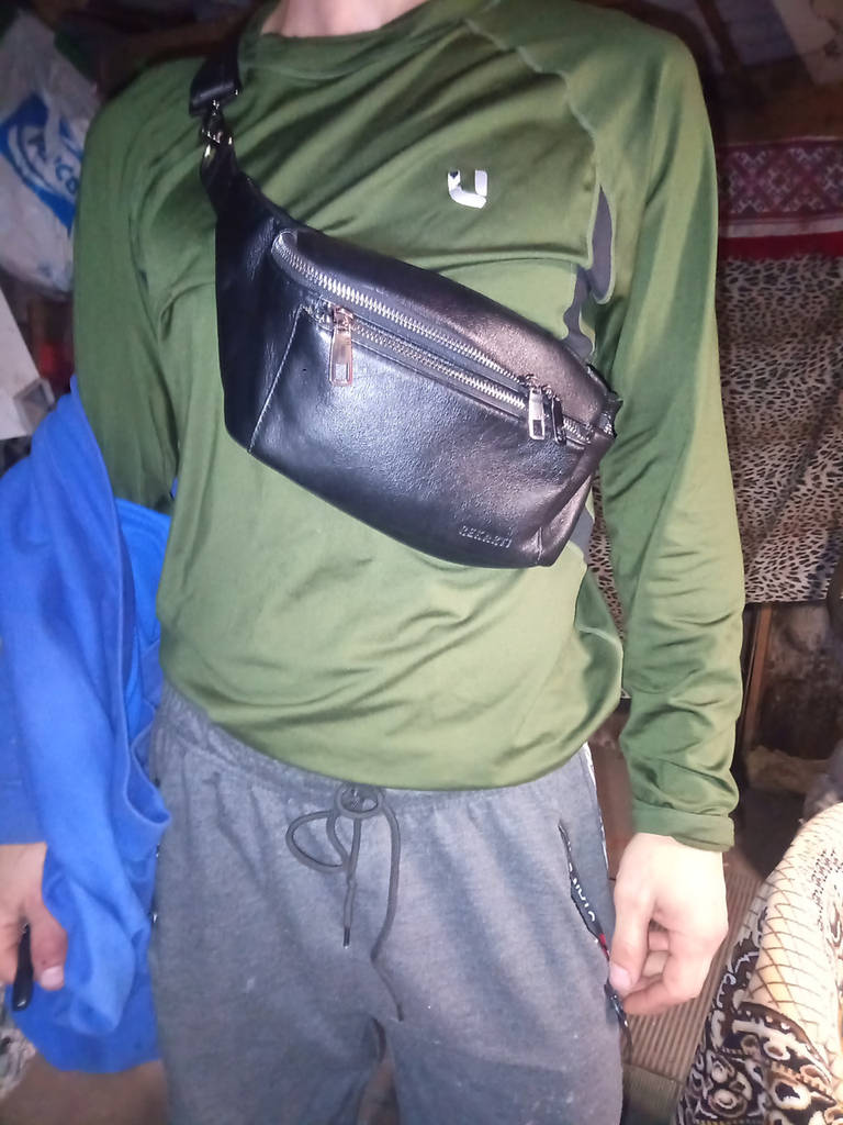 Стильна чоловіча бананка із натуральної шкіри 14х25 / сумка слінг на пояс / поясна сумочка /чорна - фото покупців 1