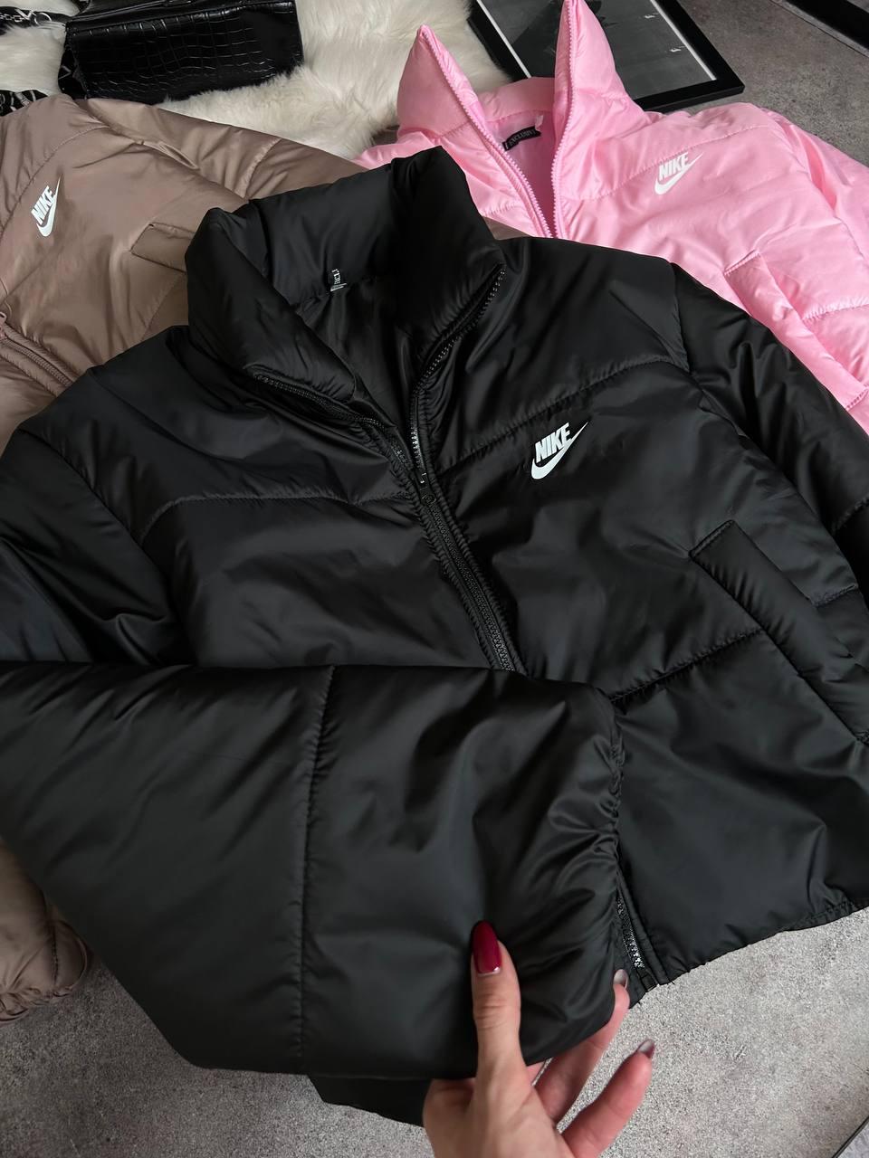 Жіноча стильна куртка Найк без капюшона зимова куртка тепла на підкладці силікон 150 демісезонна осіння, фото 1