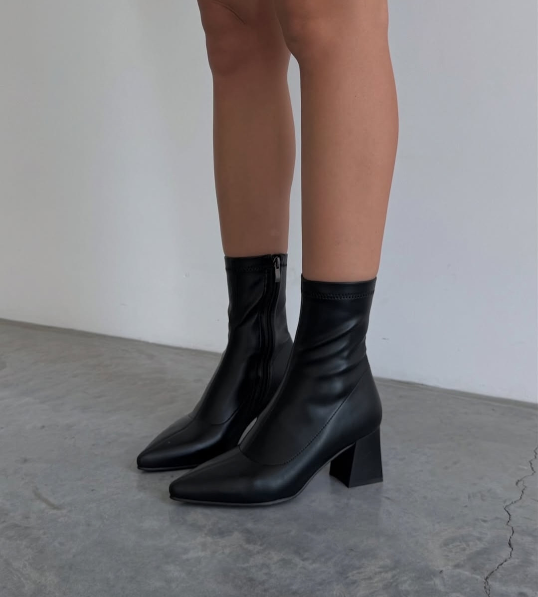 Ботильйони стрейчеві на стійкому підборі стильні чорні, фото 1
