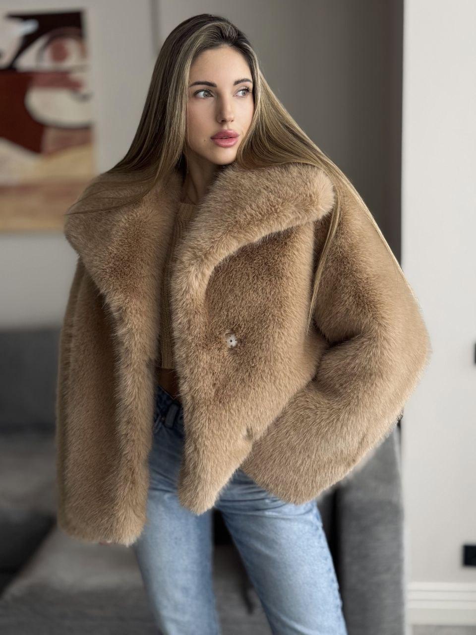 Жіноча брендова актуальна коротка зимова шубка з штучного хутра, фото 1