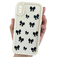Чохол для iPhone X / Xs молочний з принтом з об'ємними бортами чохол з чорними бантиками