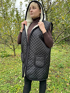 Жилет подовжений (жилетка, безрукавка) з натуральної овчини стьобаний з капюшоном (48-58 р.)