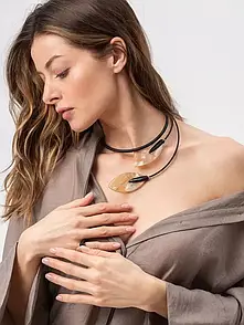 Жіноче кольє з рогу «Листя» INDIRA MKIN15003