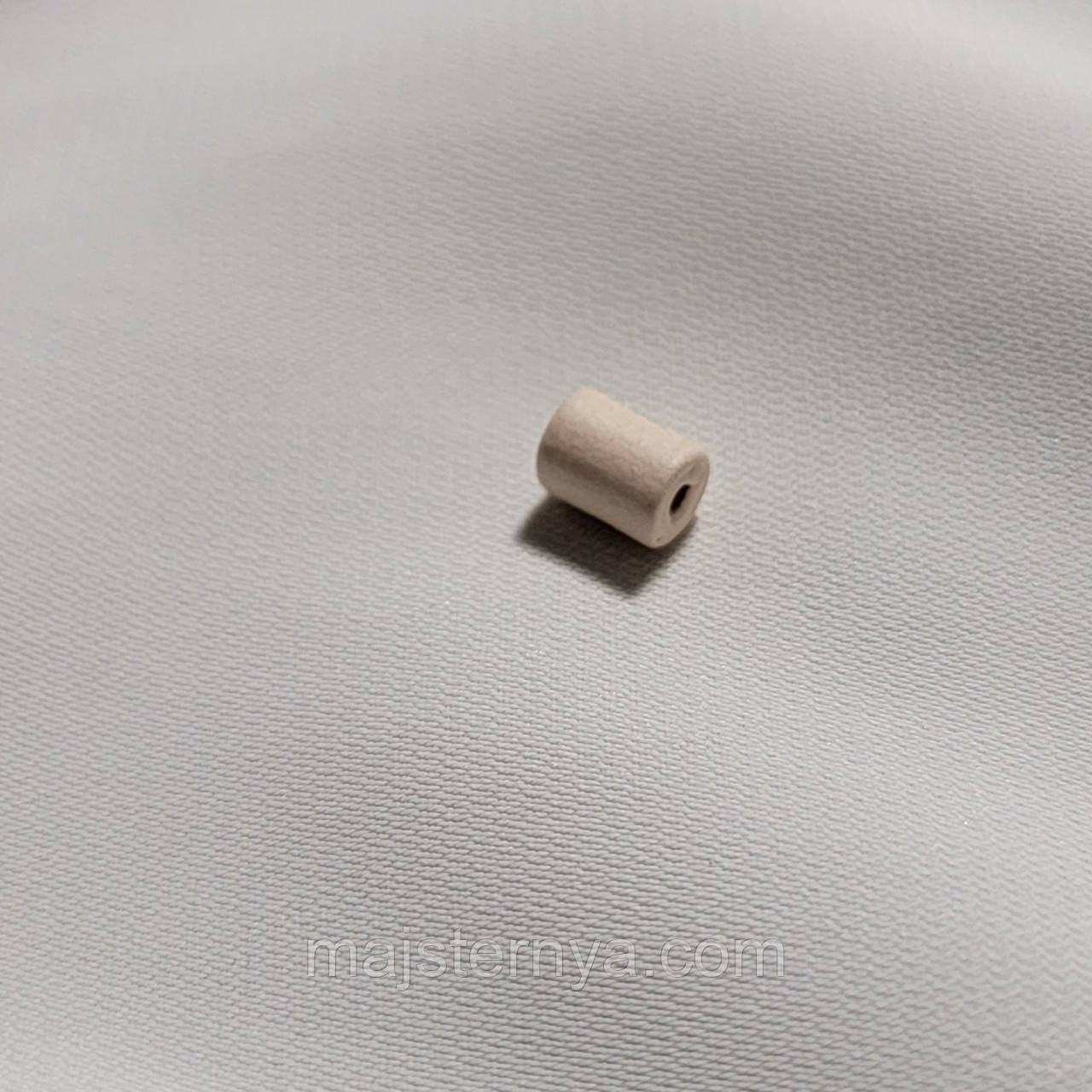 Керамічна намистина біла матова, 4мм*6мм. Косівська кераміка намистини ручної роботи.