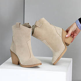 Бежеві ботильйони козаки натуральна замша на зручному підборі