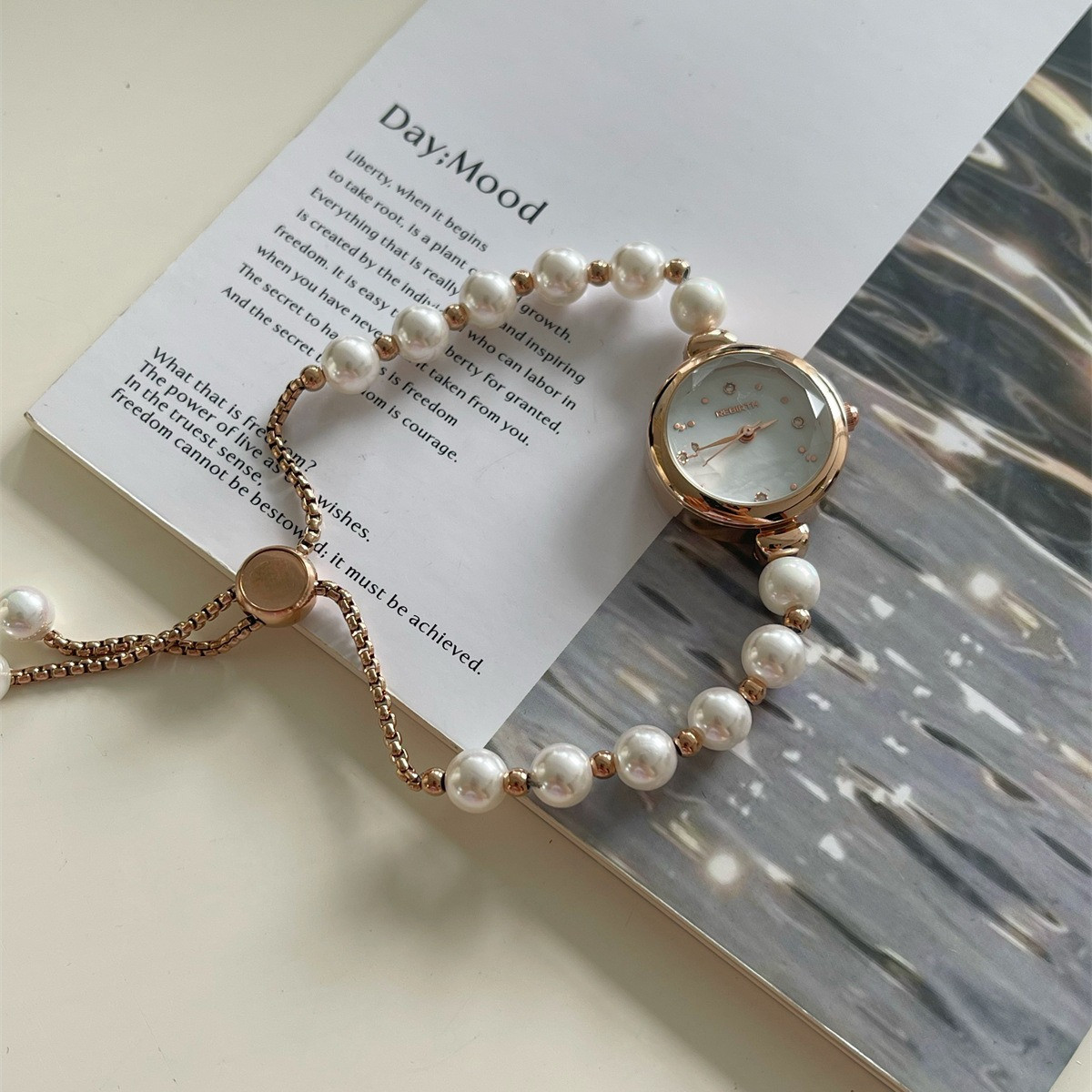Жіночий кварцовий годинник Rebirth з браслетом золотистого кольору з перлами, фото 1