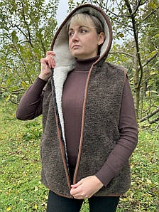 Жіноча зимова жилетка з натуральної овчини з капюшоном – Темно-коричнева, тепла та м’яка (48-64 р.)