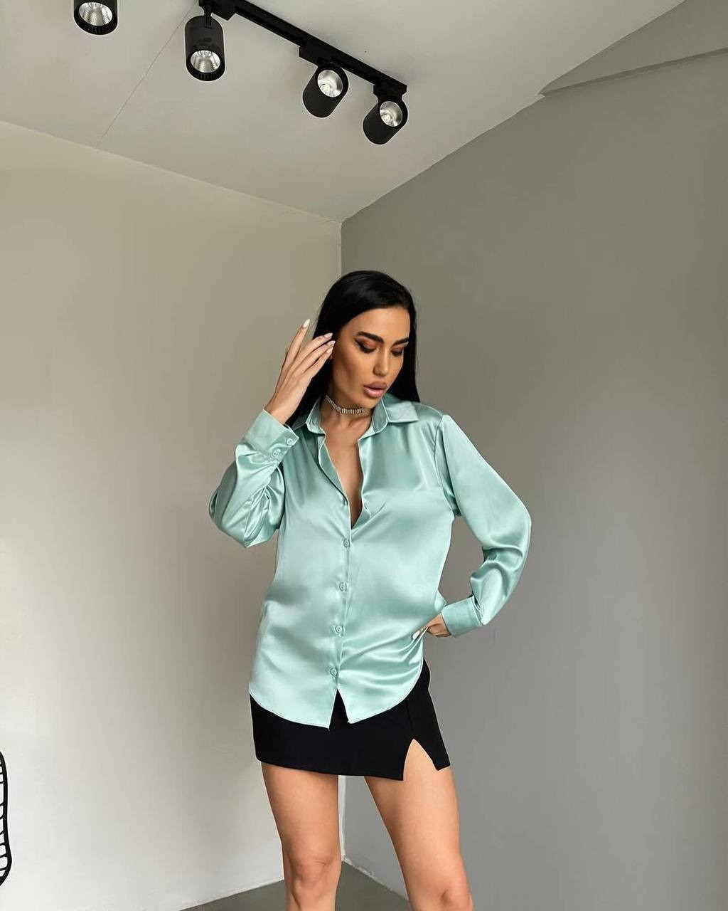 Стильна жіноча шовкова оливка сорочка в стилі оверсайз, фото 1