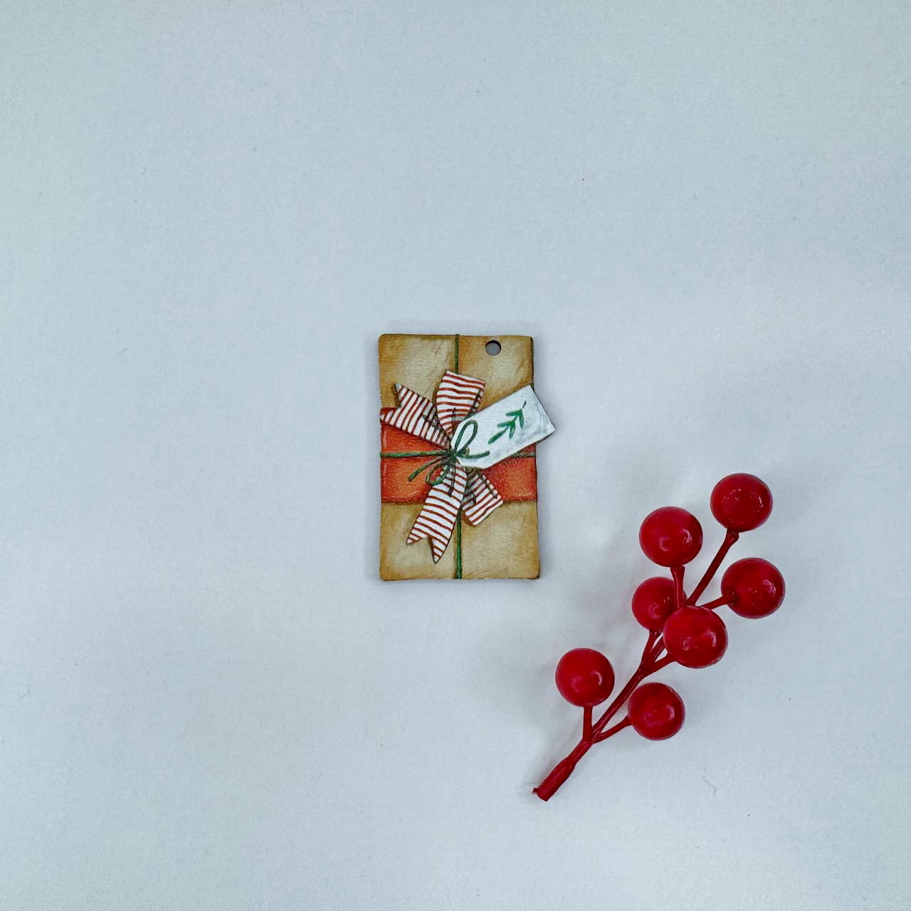 Дерев'яна новорічна іграшка "Подарунок", 65*45 мм, фото 1