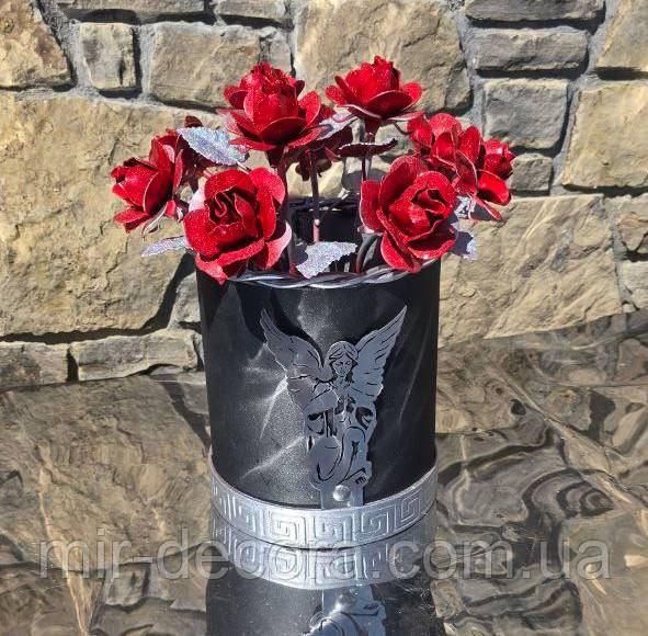 Кована ваза "чорвоно сріблясті", букет воїну, ваза Герою України, ваза на Алею Слави.