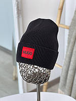Шапка HUGO с красной биркой. Модная шапка HUGO с яркой красной биркой