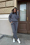 Утеплений спортивний жіночий сірий костюм з кофтою кенгуру, фото 3