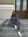 Утеплений спортивний жіночий сірий костюм з кофтою кенгуру, фото 4