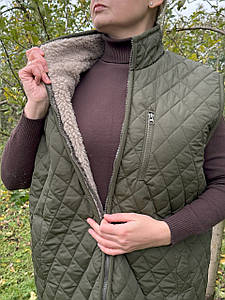 Безрукавка з овечої вовни стьобана Хакі Унісекс (48–60) — теплий жилет з водонепроникною тканиною та коміром-стійкою